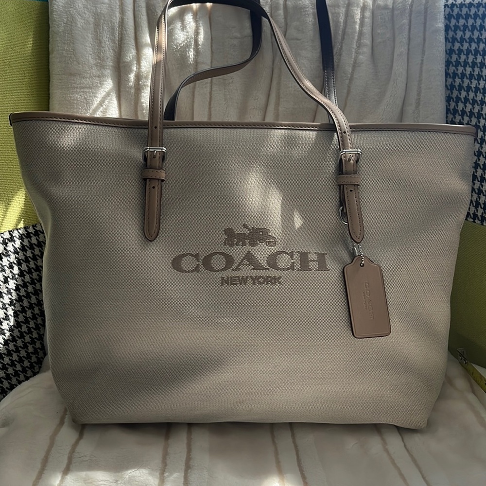 Coach tote medium size!! In great condition.